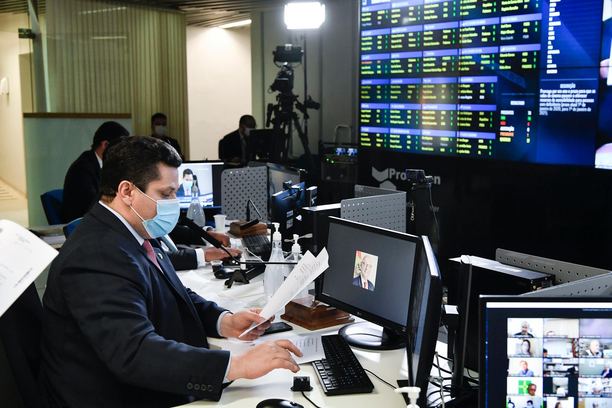 Davi Alcolumbre (DEM-AP) adiou a vota&ccedil;&atilde;o do projeto para ampliar a discuss&atilde;o do texto