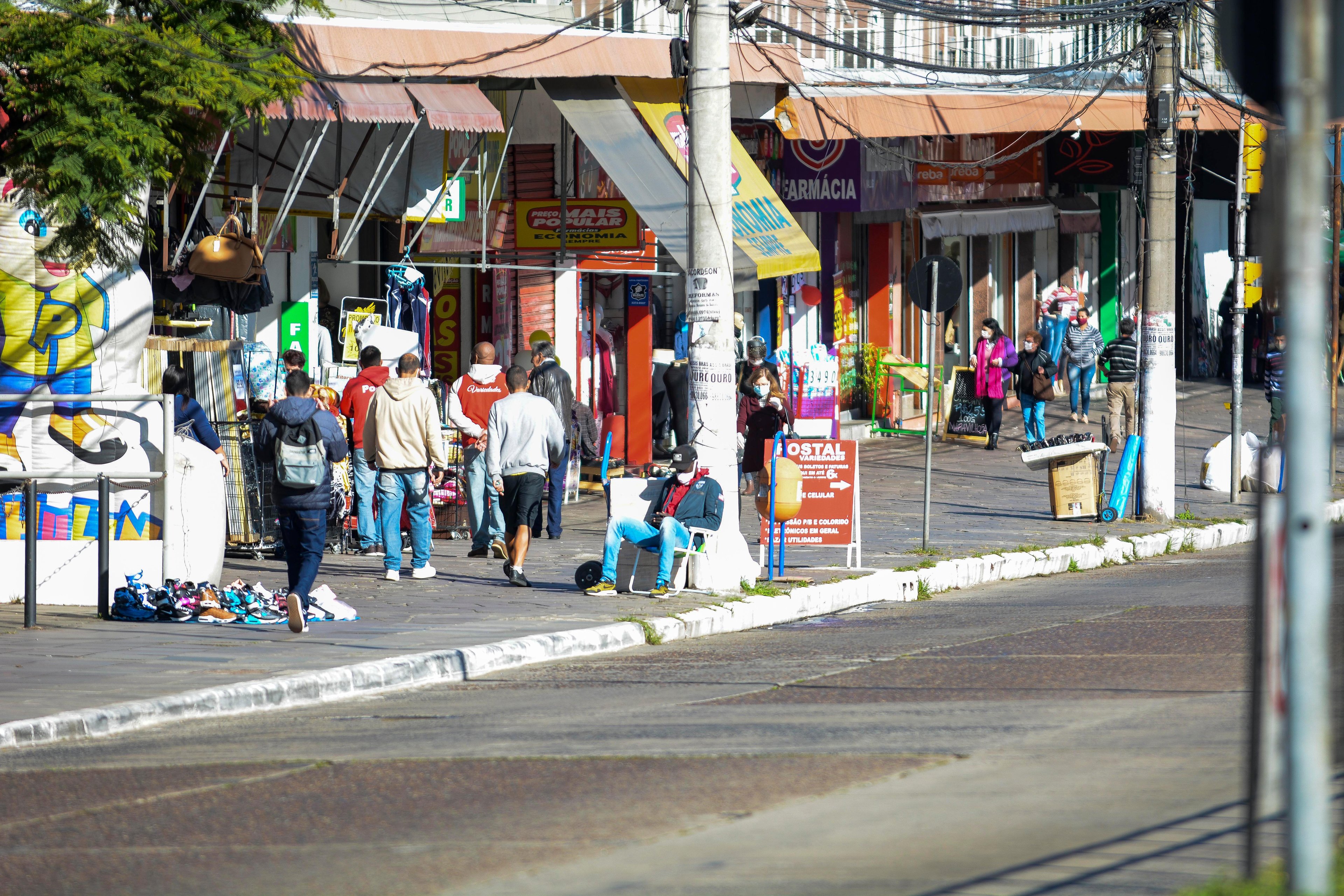 Circula&ccedil;&atilde;o de pessoas pode ser percebida em diversas regi&otilde;es, como na avenida Assis Brasil