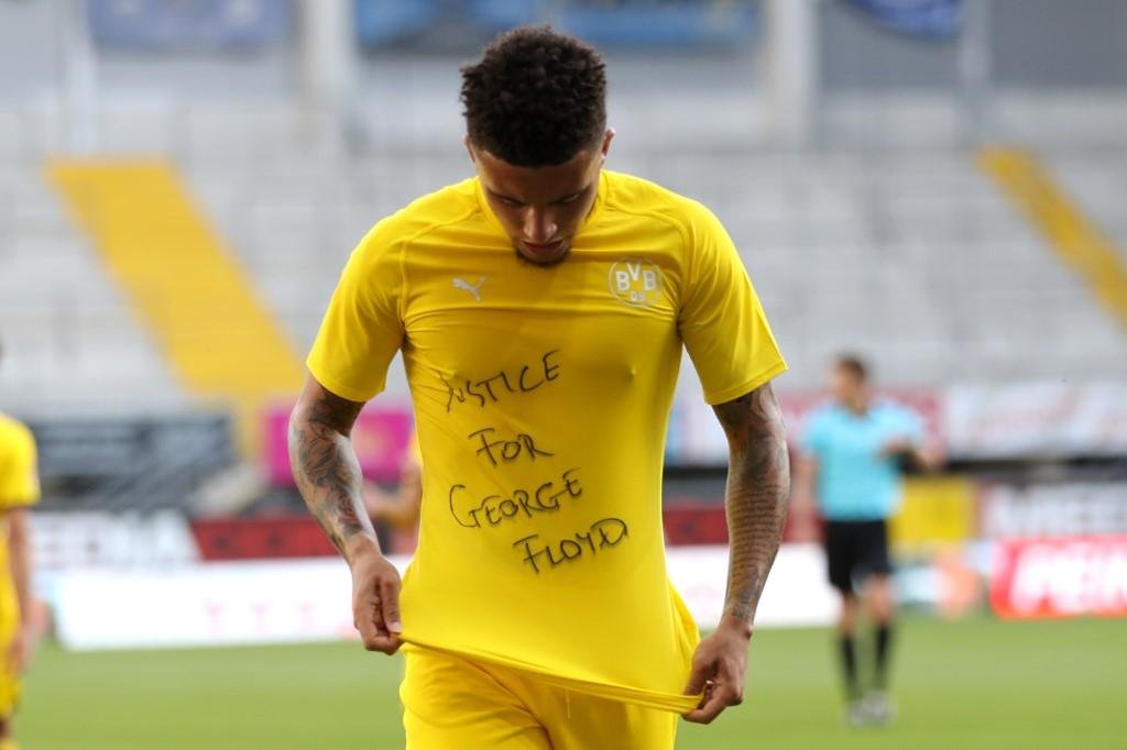 Jadon Sancho, do Borussia Dortmund, escreveu na camiseta "justi&ccedil;a por George Floyd", na Alemanha
