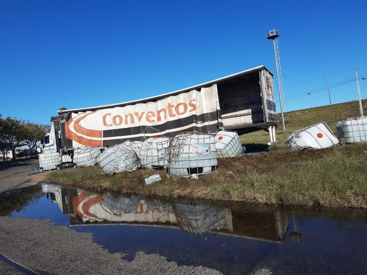 &Aacute;cido Fosf&oacute;rico 85% ficou sobre a via ap&oacute;s carreta tentar manobrar na via