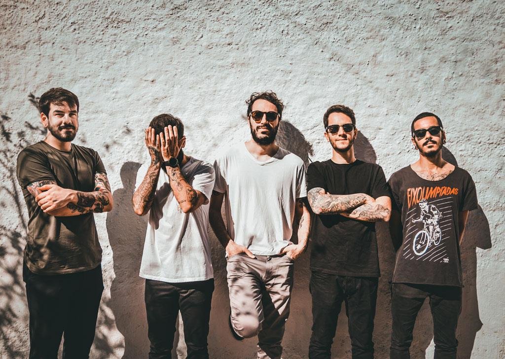 A banda se reinventa, mudando de nome e vai lan&ccedil;ar o disco "Caso voc&ecirc; esteja errado"