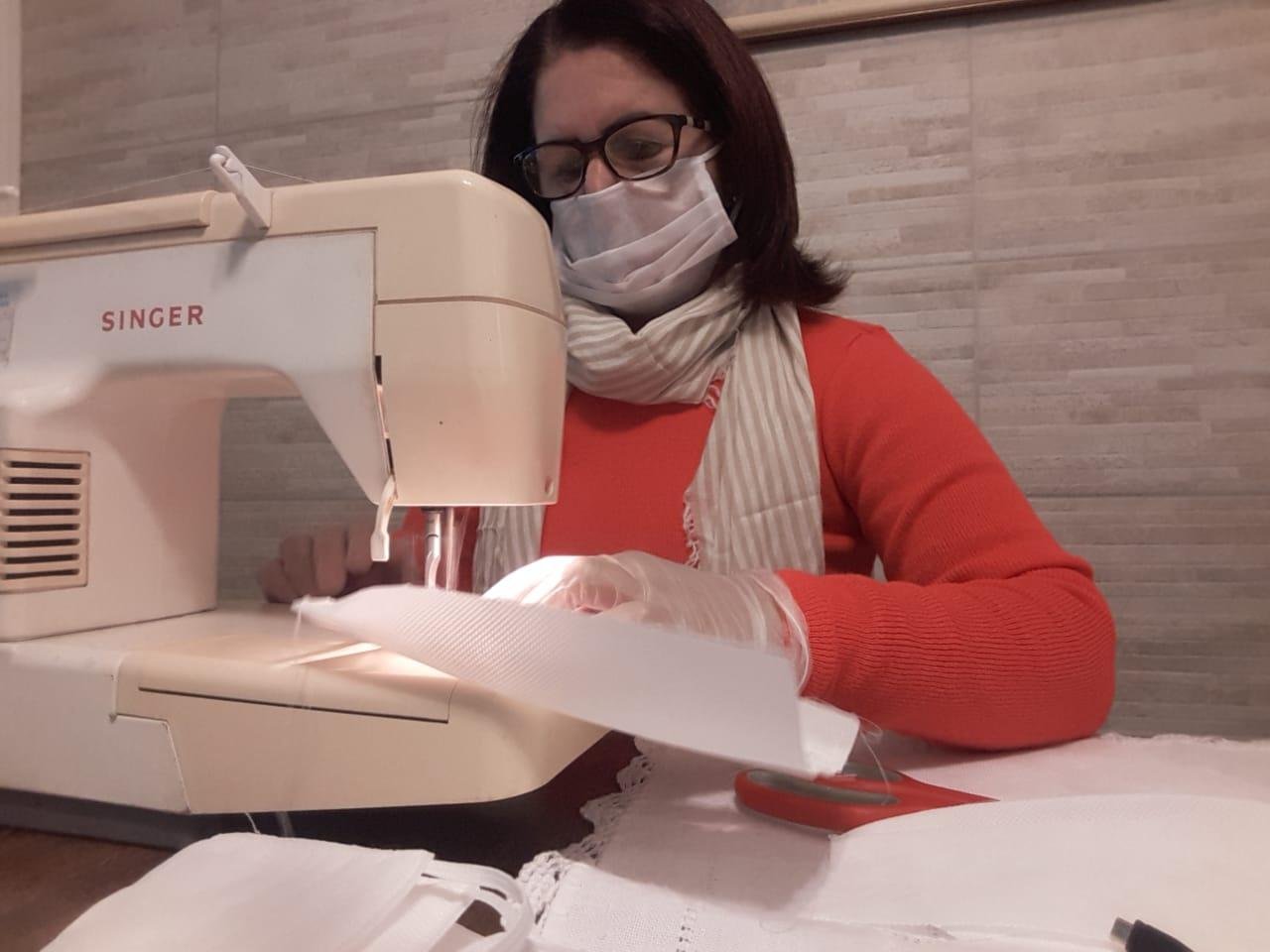 Ap&oacute;s a confec&ccedil;&atilde;o, as m&aacute;scaras s&atilde;o enviadas para a Secretaria de Sa&uacute;de para a distribui&ccedil;&atilde;o