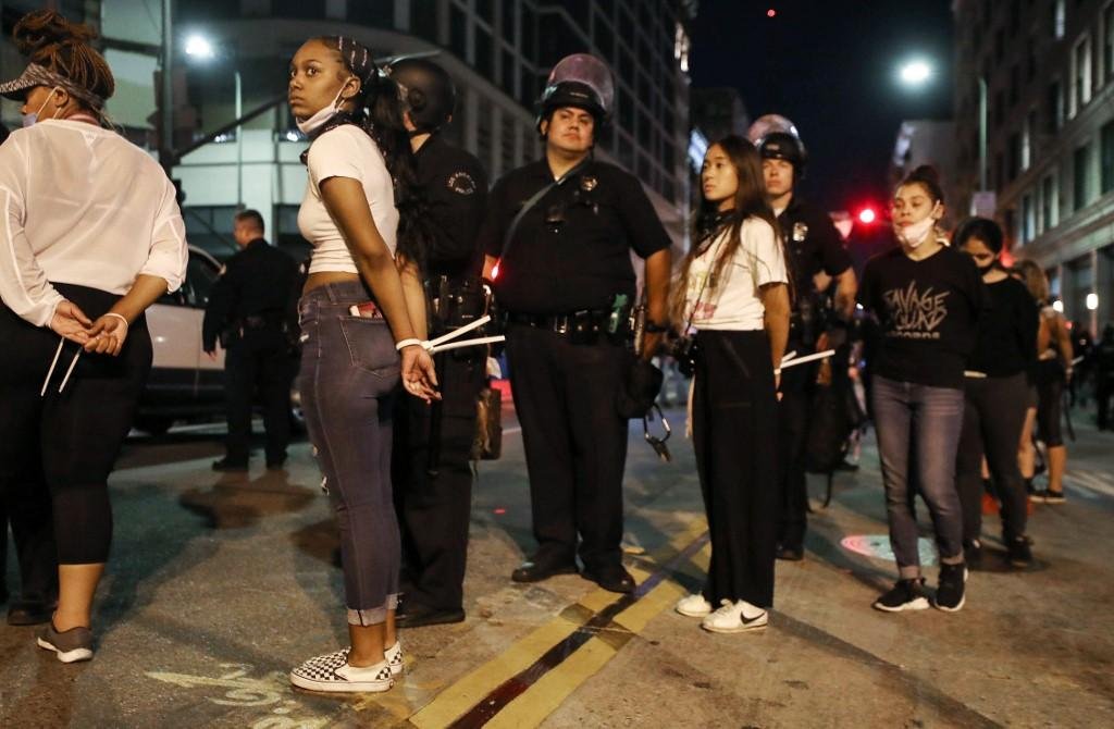 Pol&iacute;cia de Los Angeles afirmou que 2,7 mil pessoas tinham sido presas at&eacute; esta ter&ccedil;a-feira