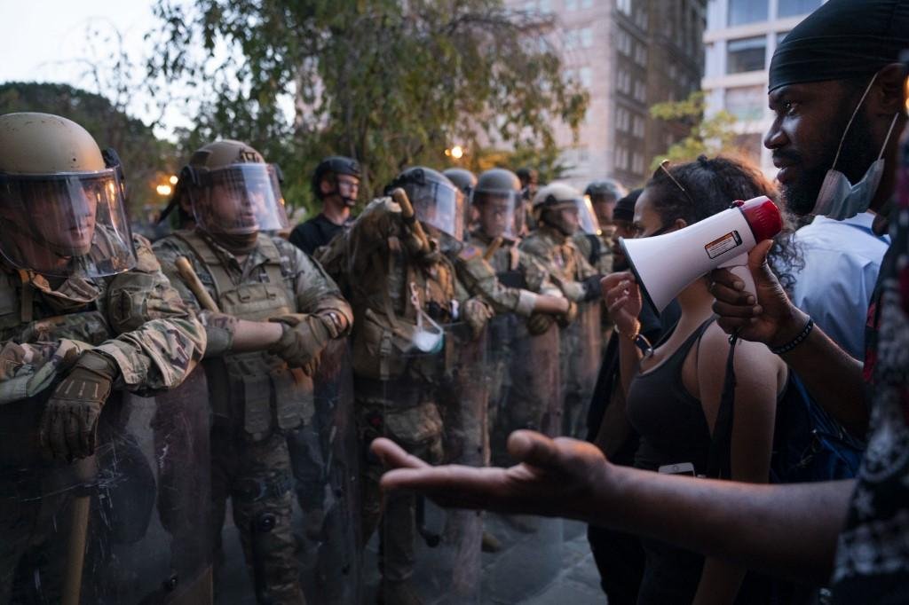Protestos seguem confrontando mobiliza&ccedil;&otilde;es policiais em Washington