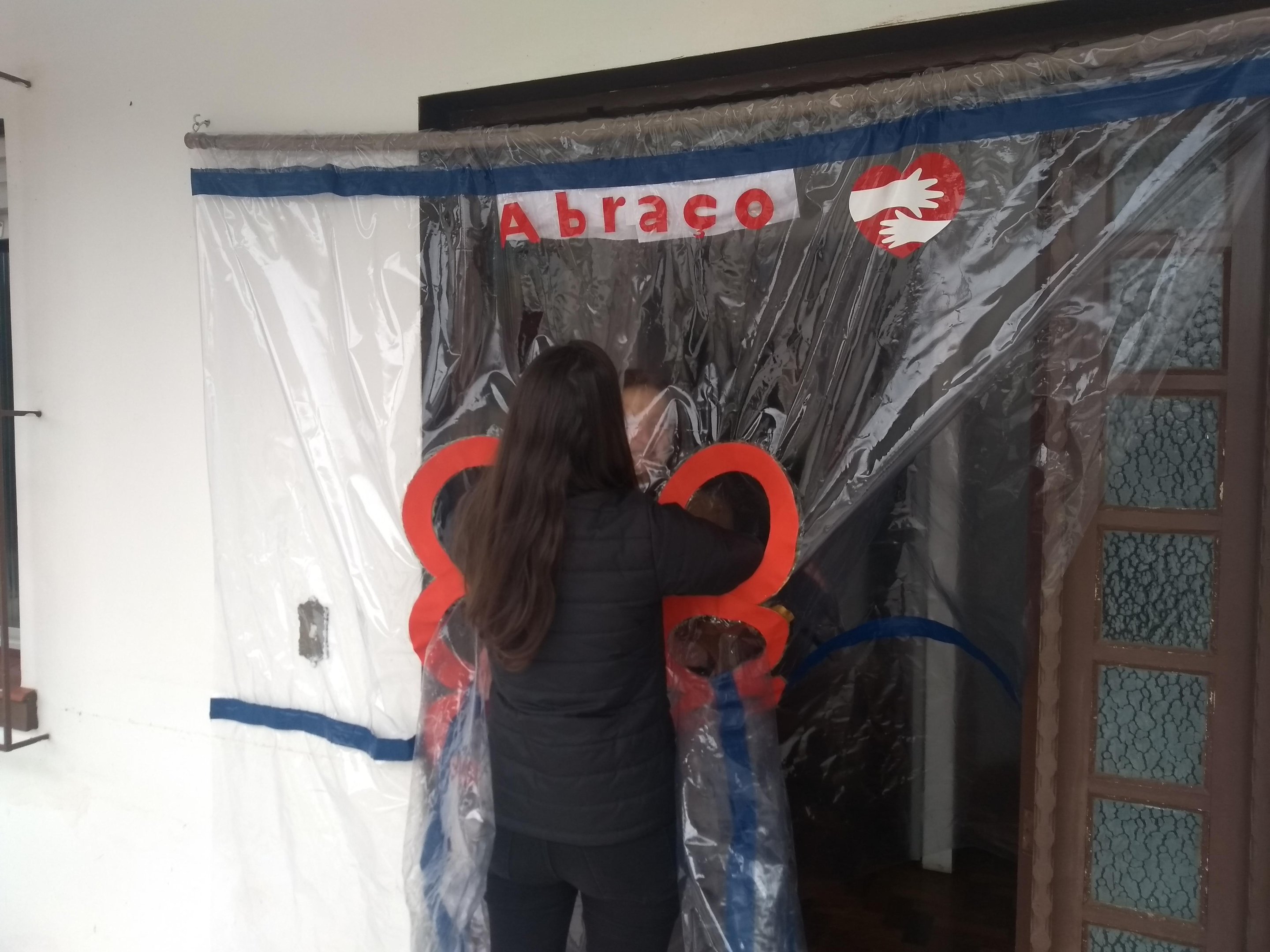 O abra&ccedil;&ocirc;metro surgiu a partir da ideia da filha de uma das idosas internadas
