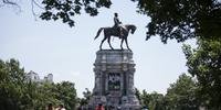 Estátua de Robert E. Lee a cavalo, erguida há mais de um século, foi pintada por manifestantes nos últimos dias