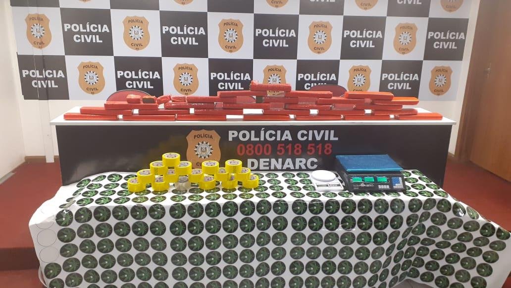 Os policiais civis apreenderam 20.240 gramas de maconha,duas balan&ccedil;as de precis&atilde;o e centenas de adesivos