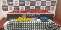 Os policiais civis apreenderam 20.240 gramas de maconha,duas balanças de precisão e centenas de adesivos