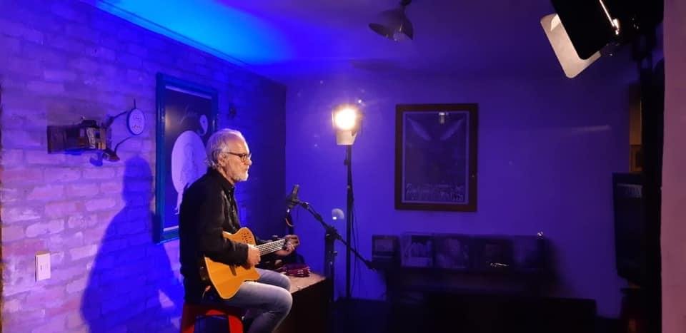 Renato Teixeira participa do projeto musical &lsquo;Em Casa com Sesc' neste domingo.