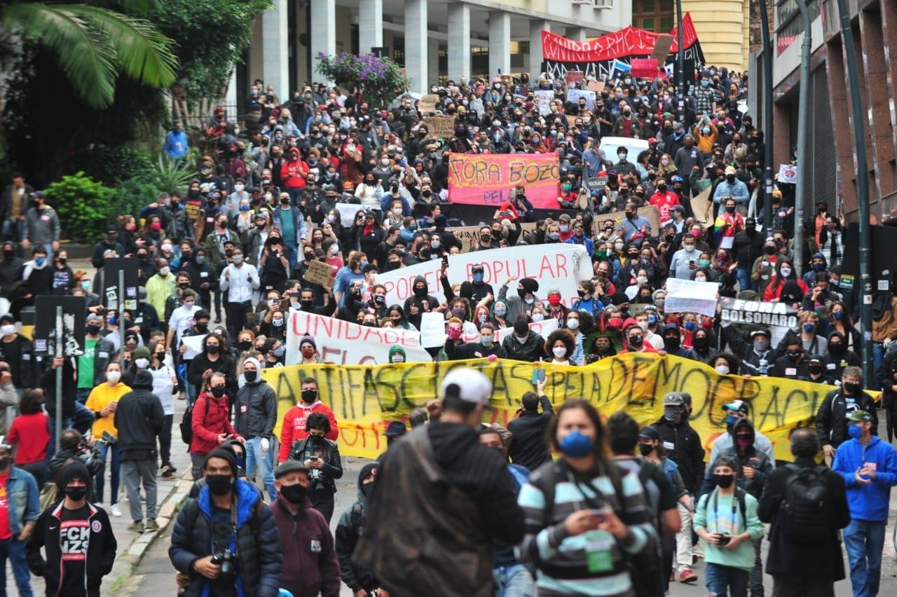 Marcha antifascista percorreu ruas centrais de Porto Alegre
