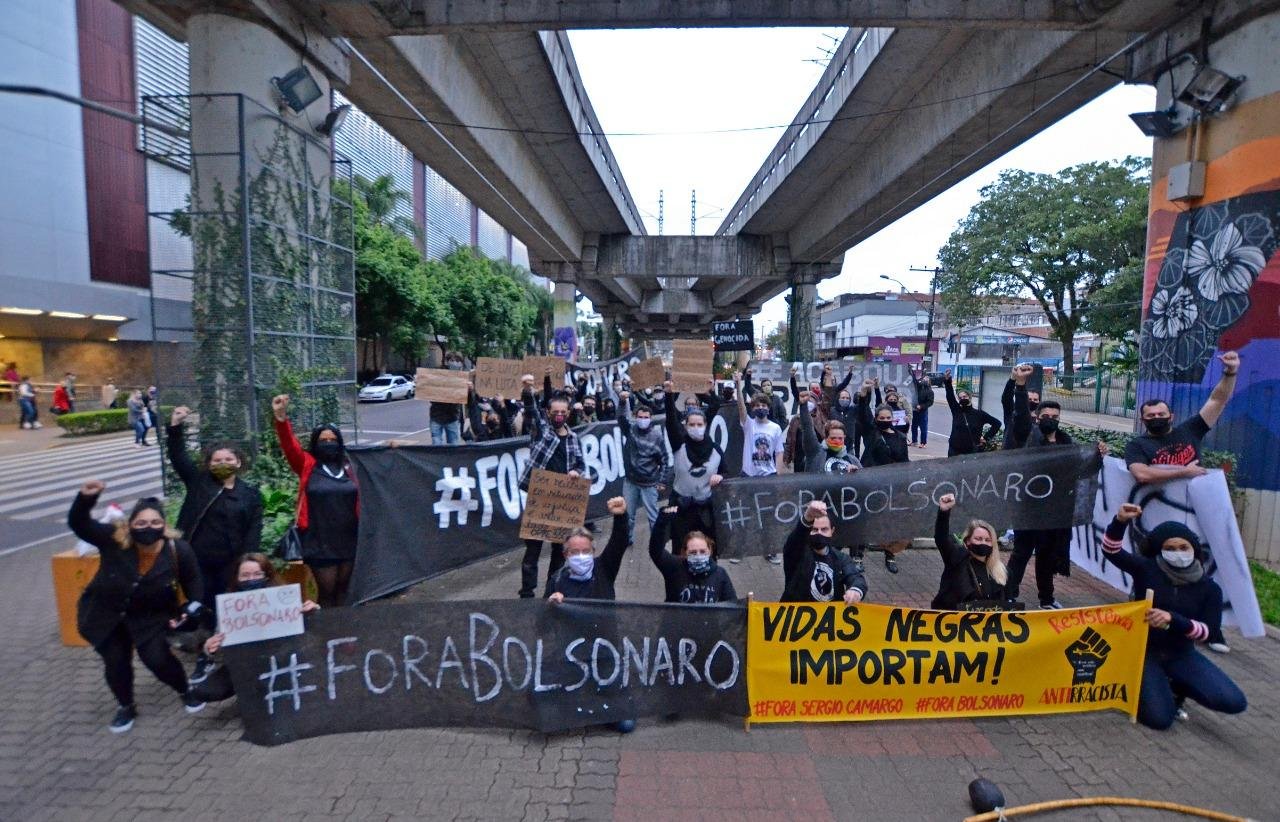 Grupo de Novo Hamburgo foi &agrave;s ruas contra o governo Bolsonaro