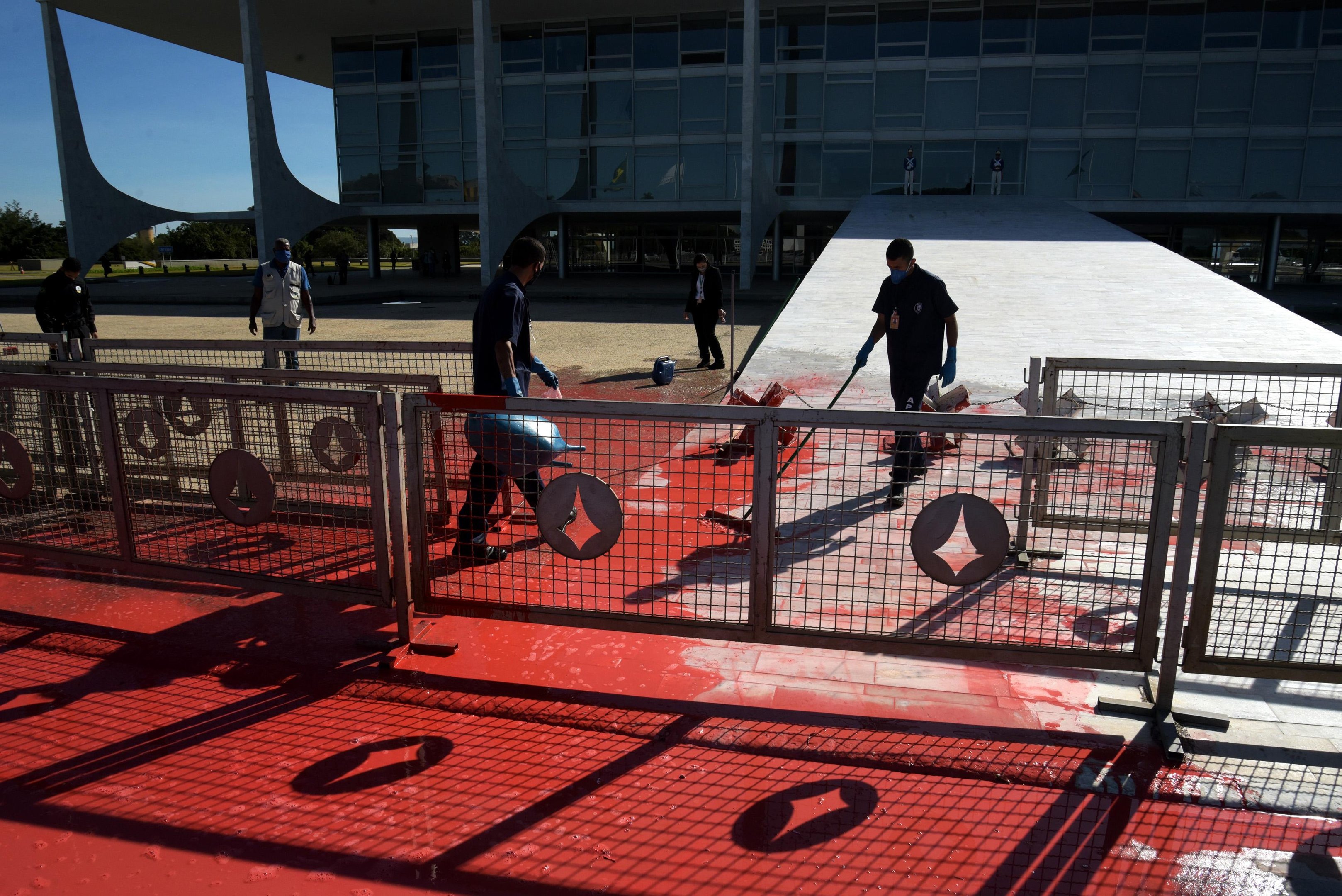 Homem sujo de tinta apareceu na frente do Pal&aacute;cio do Planalto e acabou preso pela seguran&ccedil;a da presid&ecirc;ncia