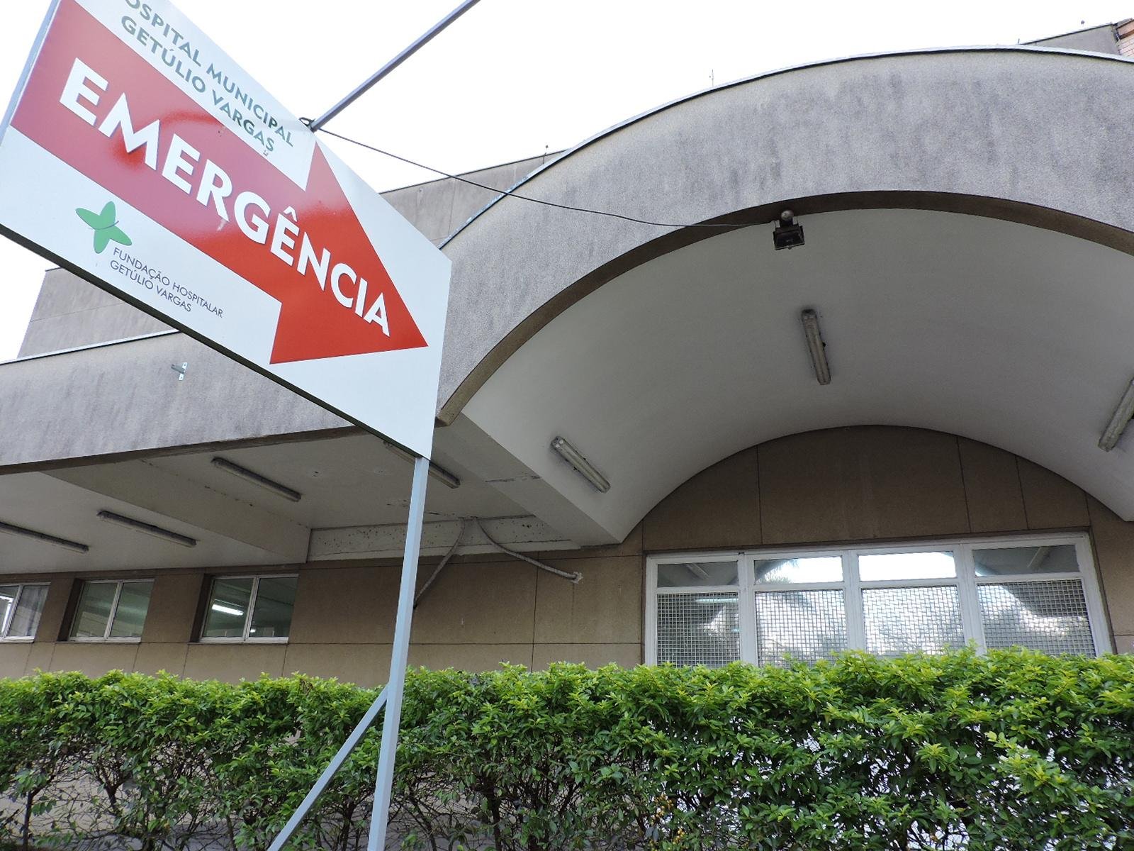 Fam&iacute;lia faz vig&iacute;lia em frente ao Hospital Get&uacute;lio Vargas para esperar resultado do teste da Covid-19 de parente