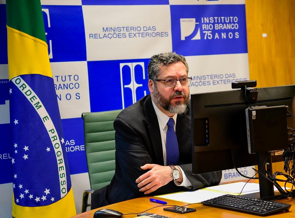 Ernesto Ara&uacute;jo est&aacute; preocupado com o "vai e volta" das orienta&ccedil;&otilde;es da OMS, que altera suas indica&ccedil;&otilde;es baseado em estudos cient&iacute;ficos