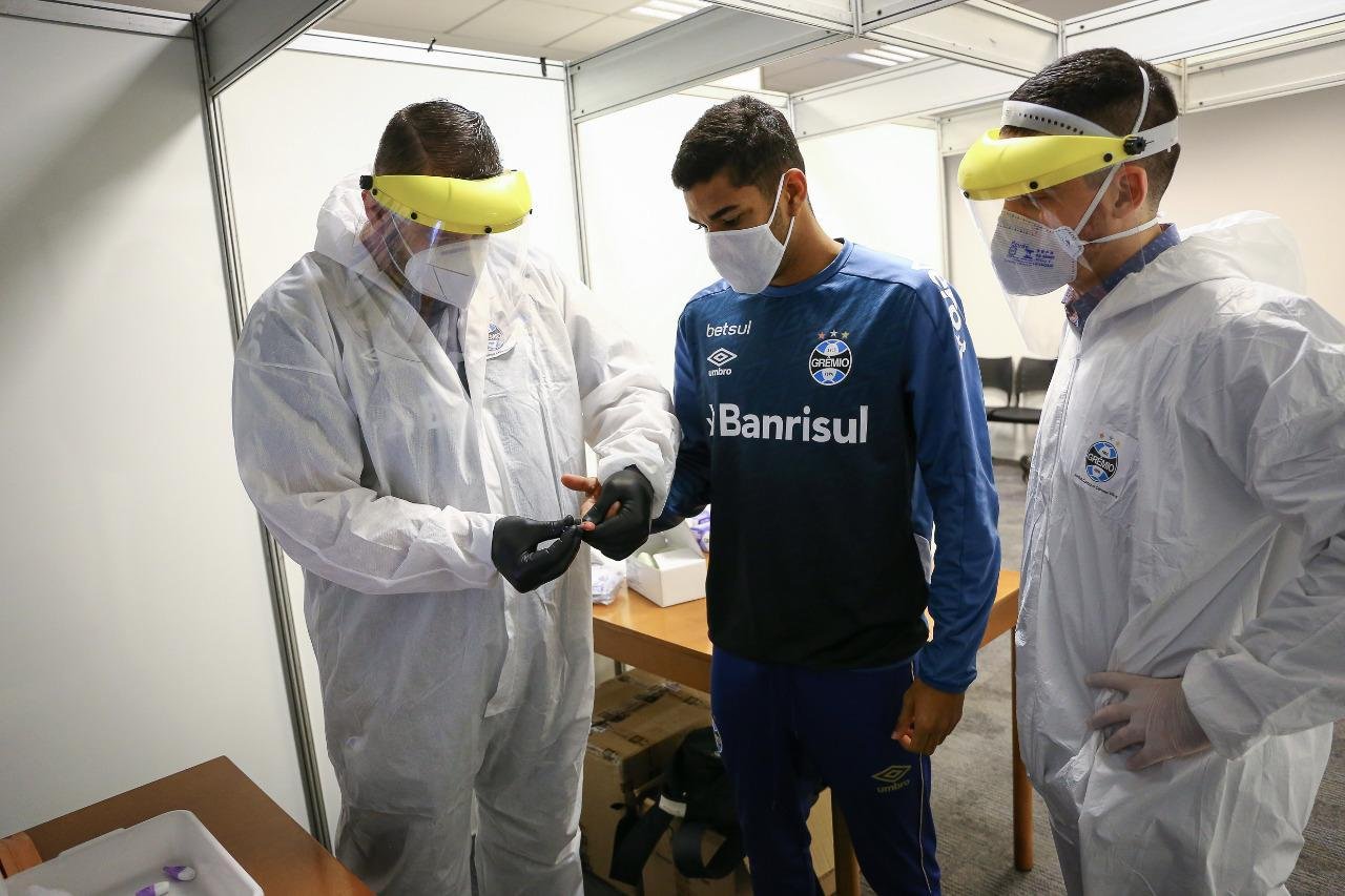 Jogadores de futebol submetem-se a testes quase que diariamente