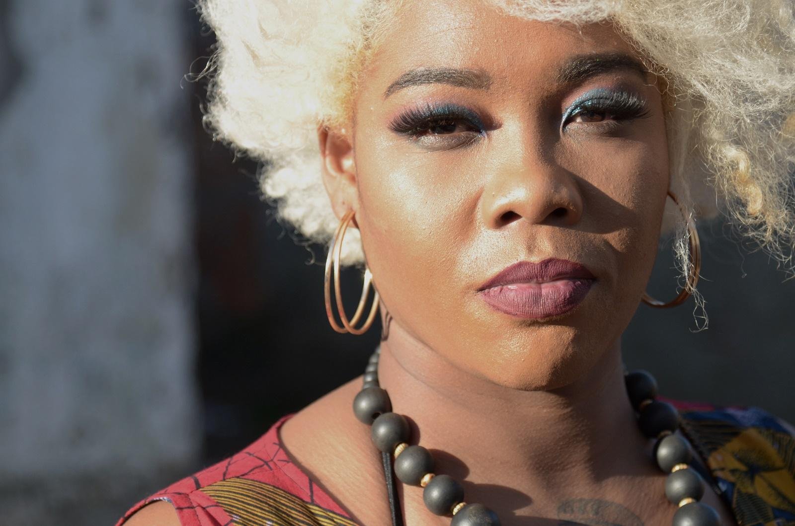 Al&eacute;m do hip hop, artista &eacute; ativista na luta feminista e no movimento negro