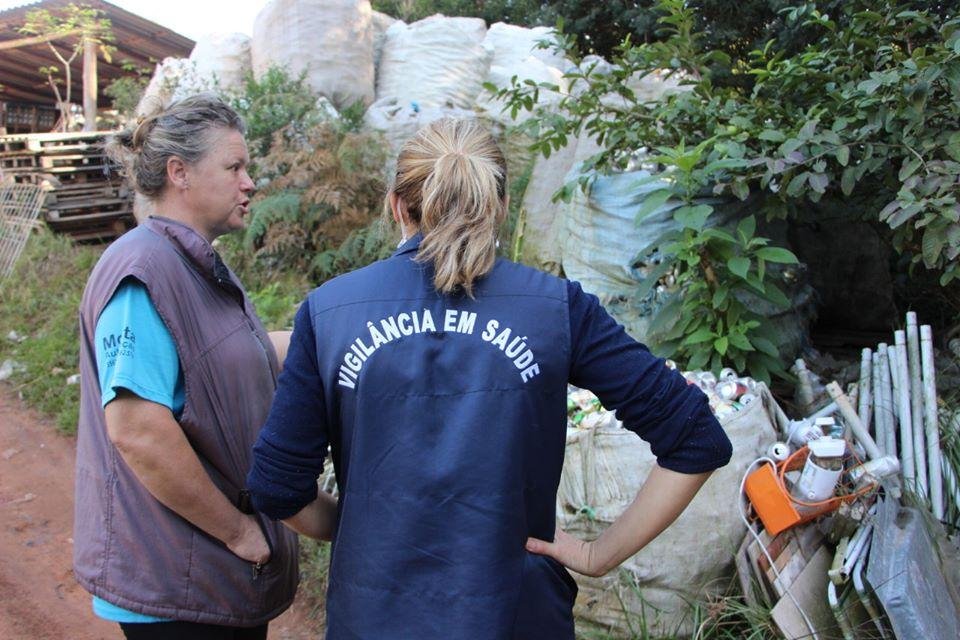 Equipe realizou visitas a moradores para entrega de sacos de lixo para que depositem materiais que armazenem &aacute;gua