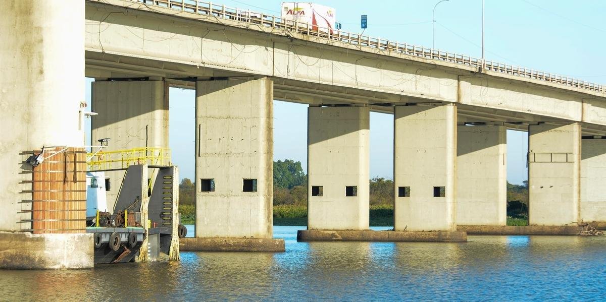 Acidente danificou estrutura da Ponte do Gua&iacute;ba