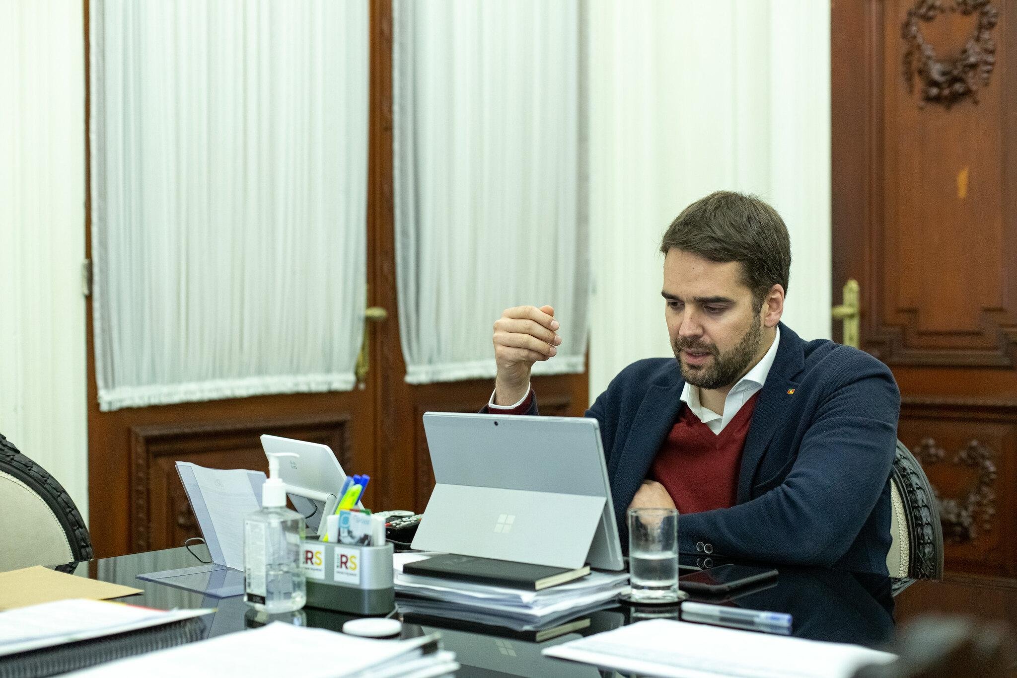 Eduardo Leite fez an&uacute;ncios sobre o distanciamento controlado nesta quinta-feira