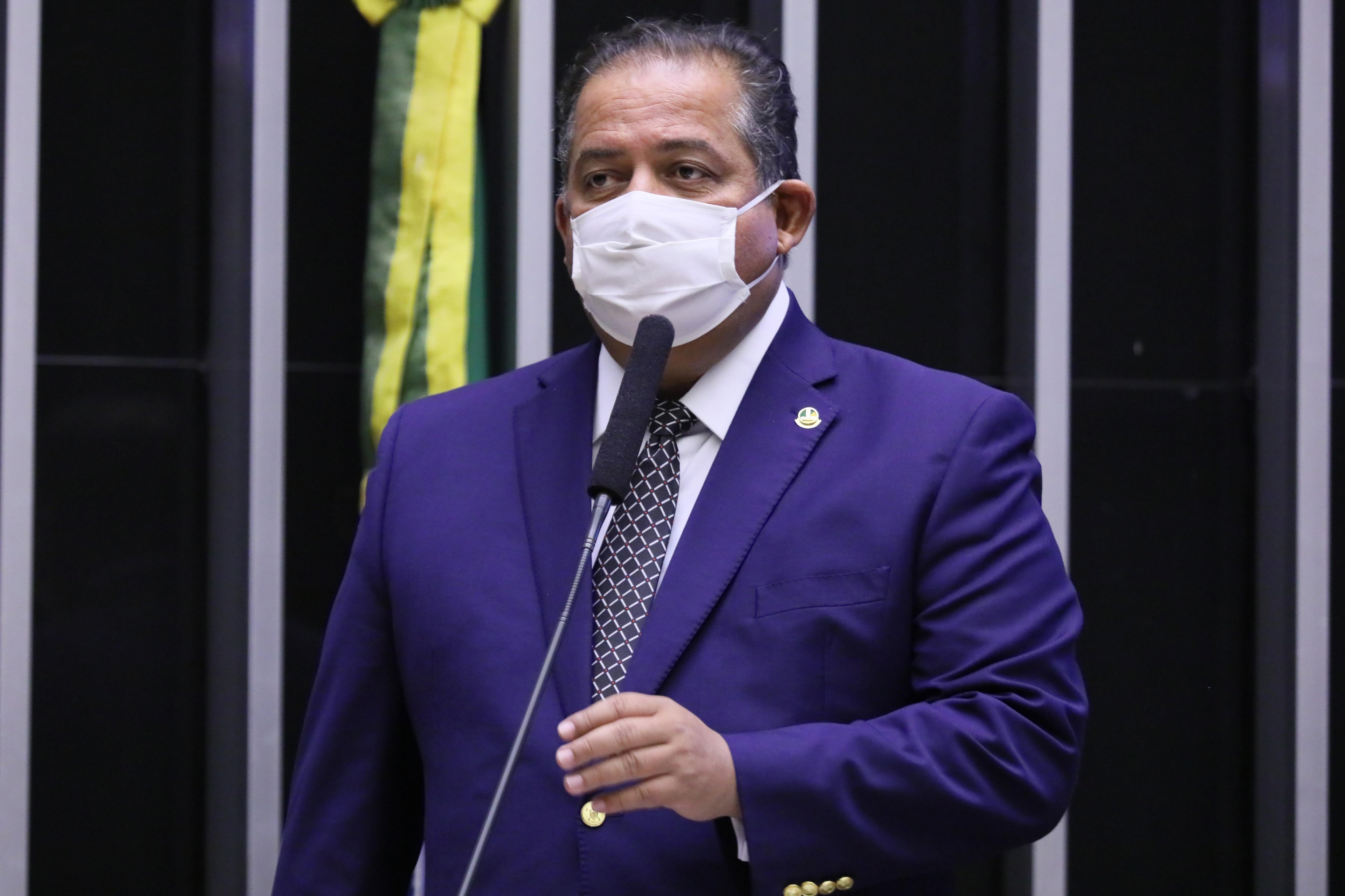 Eduardo Gomes n&atilde;o descarta possibilidade de um acordo direto entre Bolsonaro e o presidente do Senado