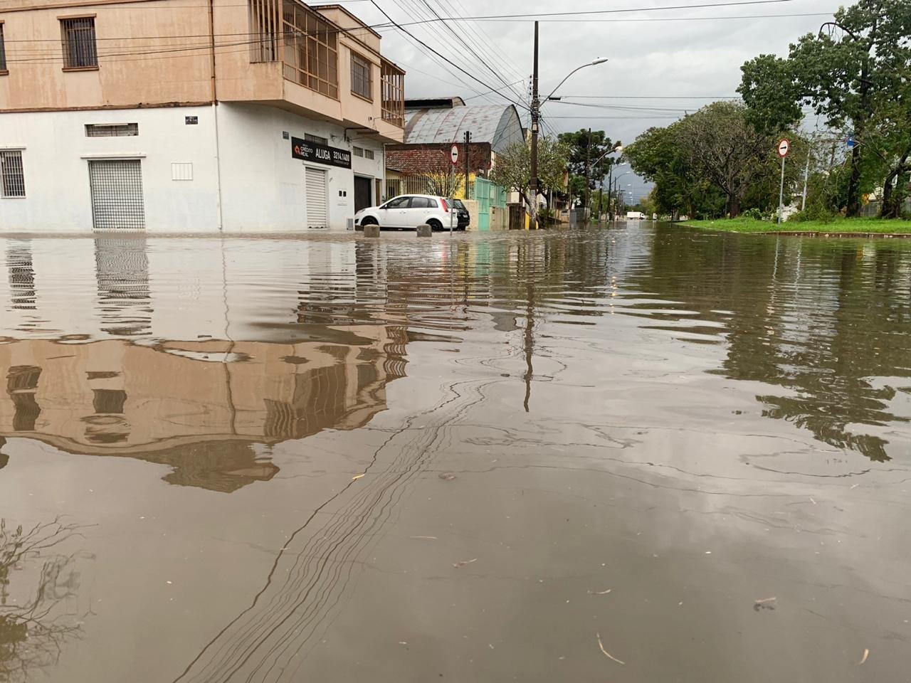 Diversos trechos tiveram alagamentos por causa da forte chuva que atingiu a Capital