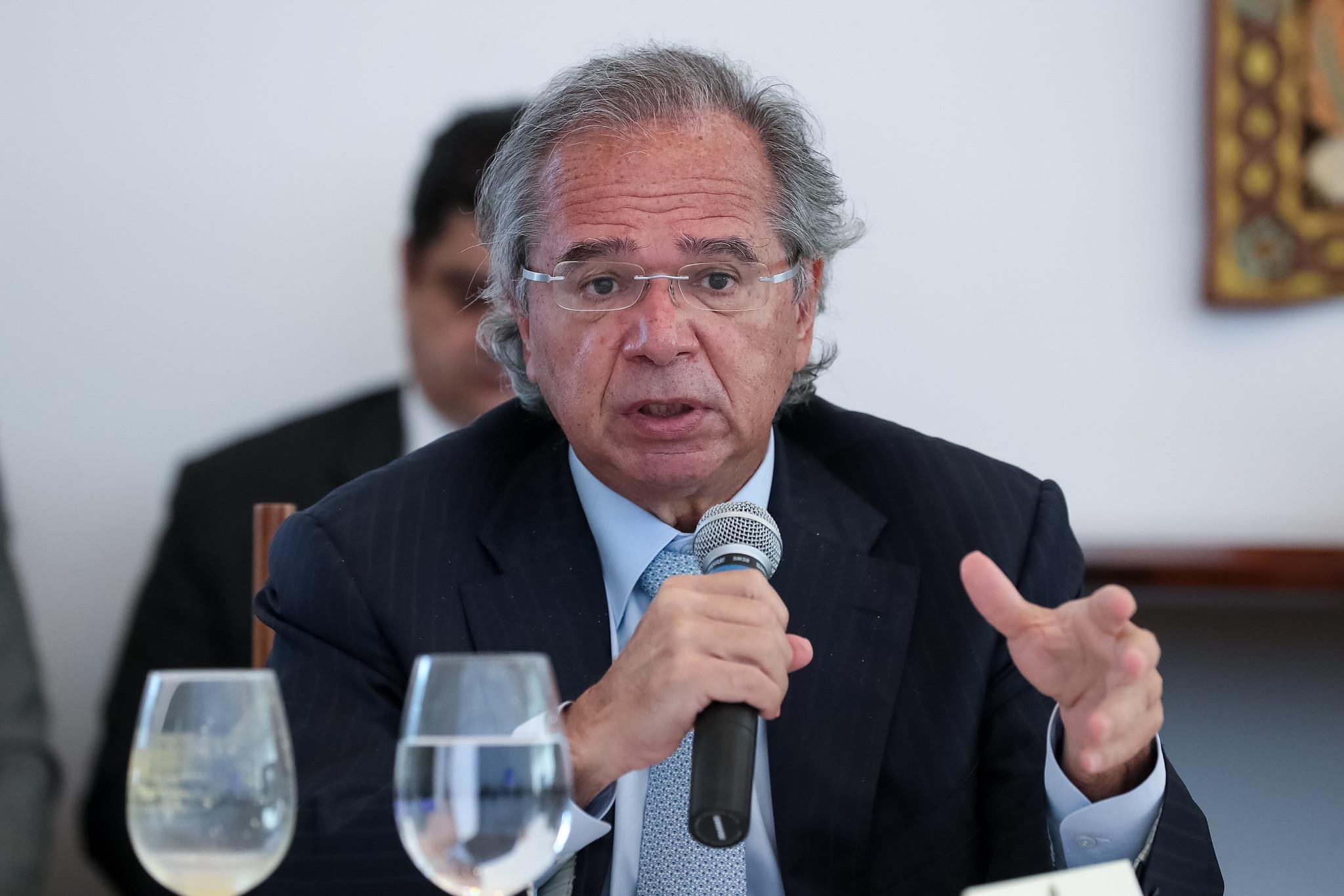 Guedes voltou a defender a retirada de encargos sobre a folha de pagamento