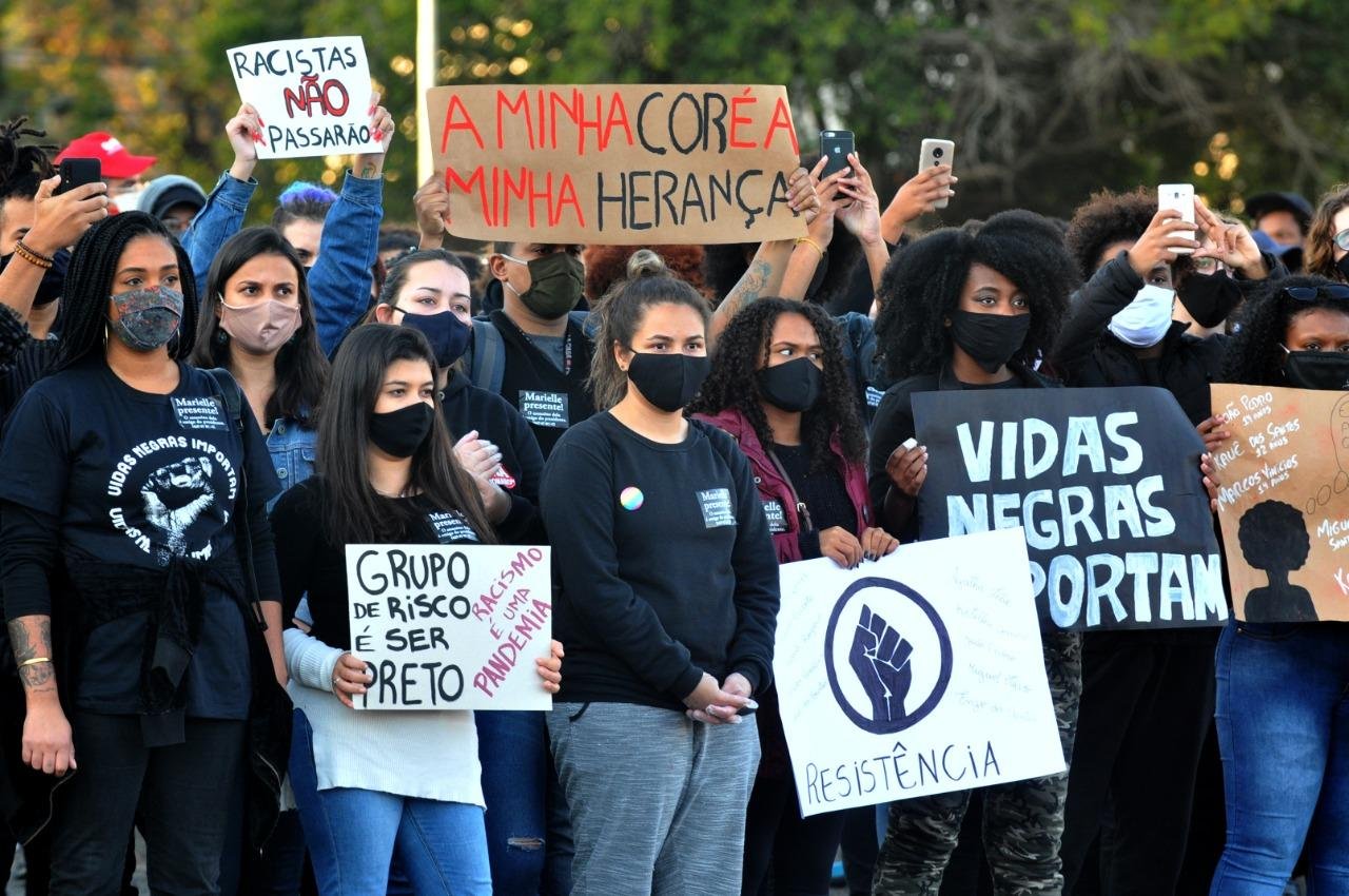 Manifestantes sa&iacute;ram do Parque da Reda&ccedil;&atilde;o em caminhada at&eacute; o Largo Zumbi dos Palmares neste domingo