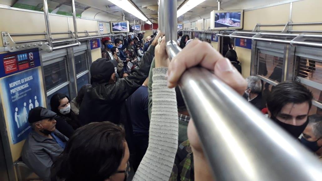 Trem j&aacute; tem lotado antes mesmo das 18 horas, como mostra imagem feita na &uacute;ltima quarta-feira, por volta das 17 horas