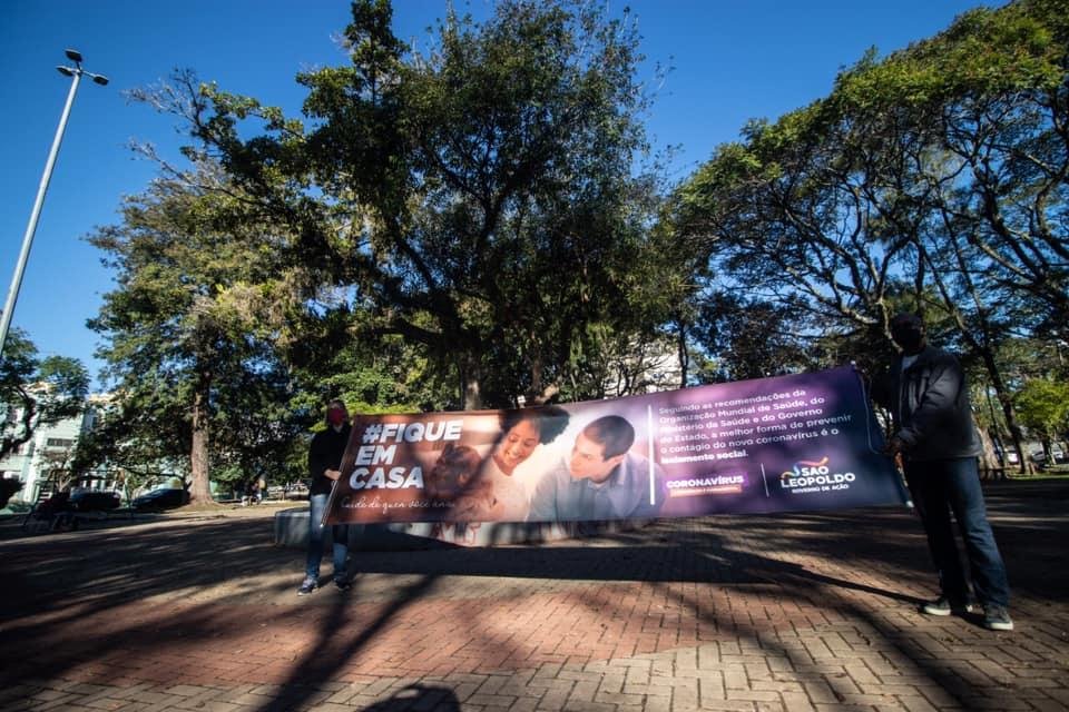 Servidores da prefeitura e volunt&aacute;rios percorreram pra&ccedil;as para conscientizar a popula&ccedil;&atilde;o da necessidade do distanciamento social