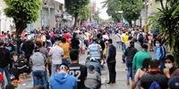 População aguarda em filas por auxílio no Peru