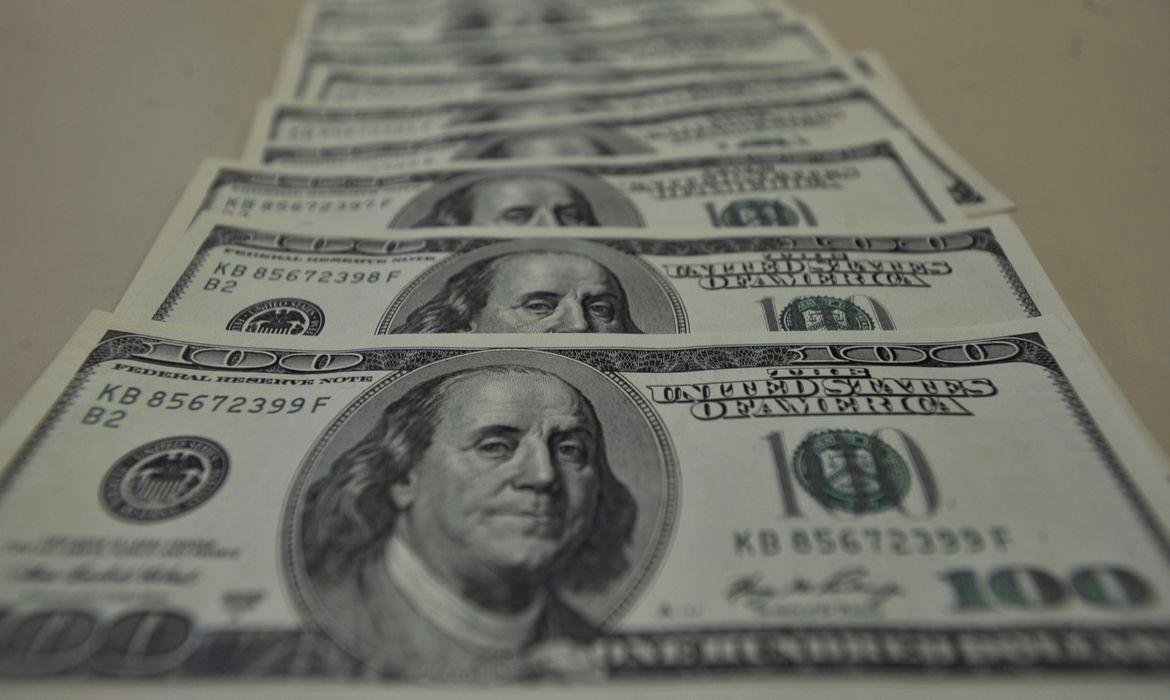 D&oacute;lar voltou a fechar em alta pelo quinto dia seguido