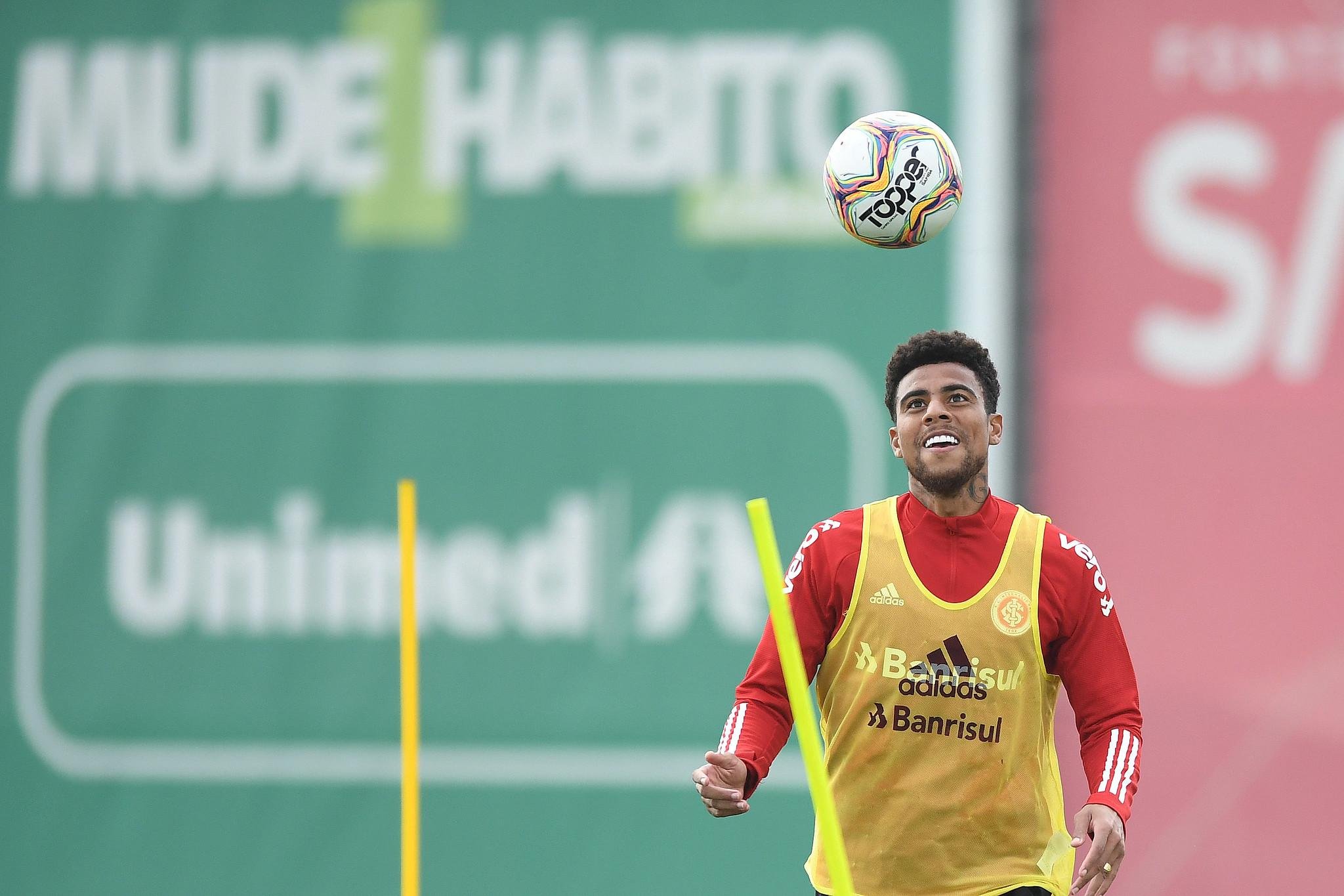 Inter aguarda defini&ccedil;&atilde;o para encaminhar sa&iacute;da de Gustagol ao futebol asi&aacute;tico
