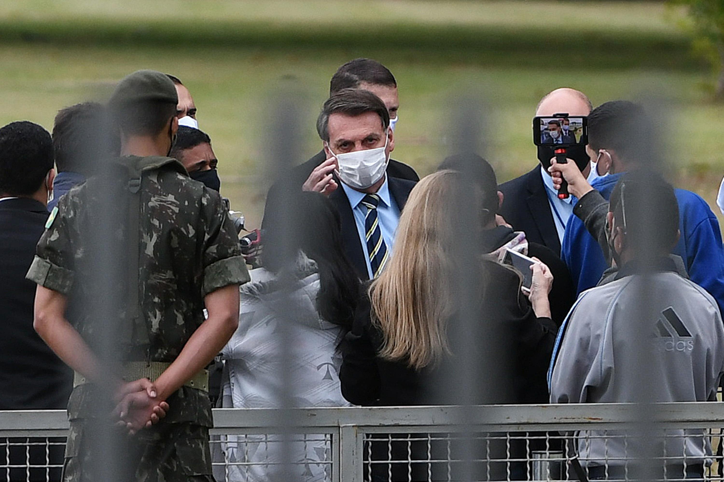 Bolsonaro falou a apoiadores na entrada do Planalto