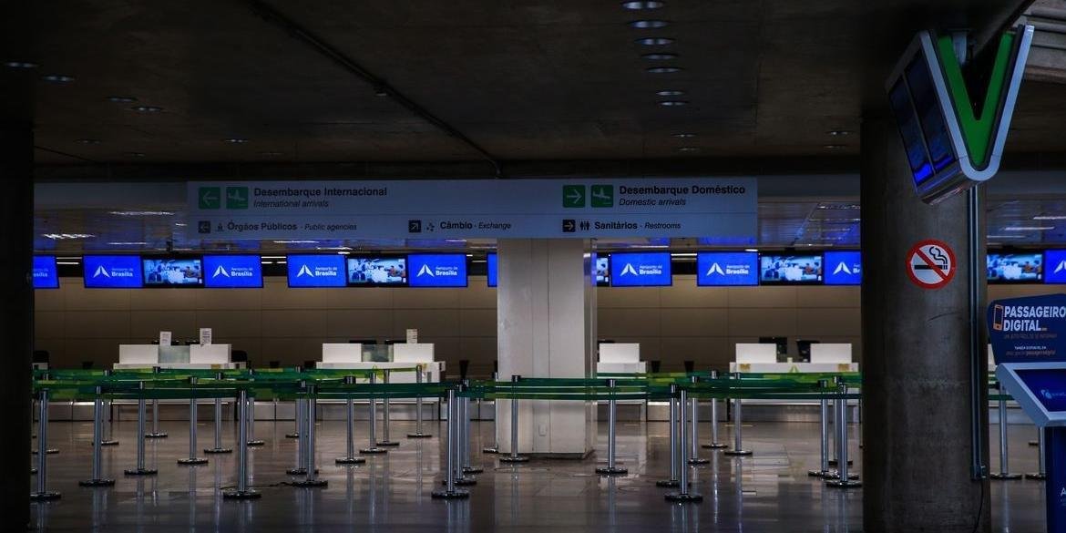 Setor de transportes teve queda de 73,8%, puxado pelo desfalque nas companhias a&eacute;reas