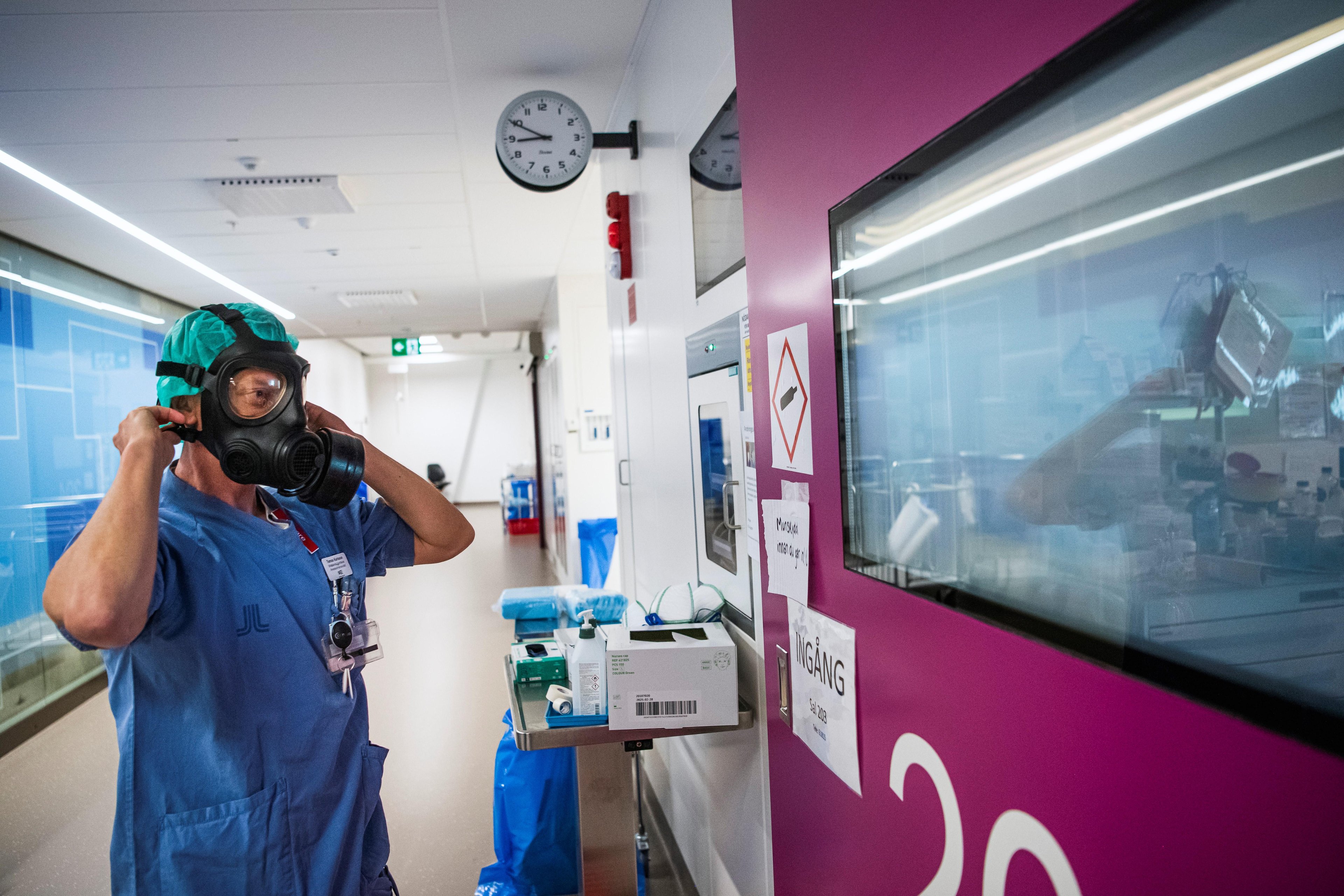 Atendimento a pacientes de Covid-19 em hospital na Su&eacute;cia