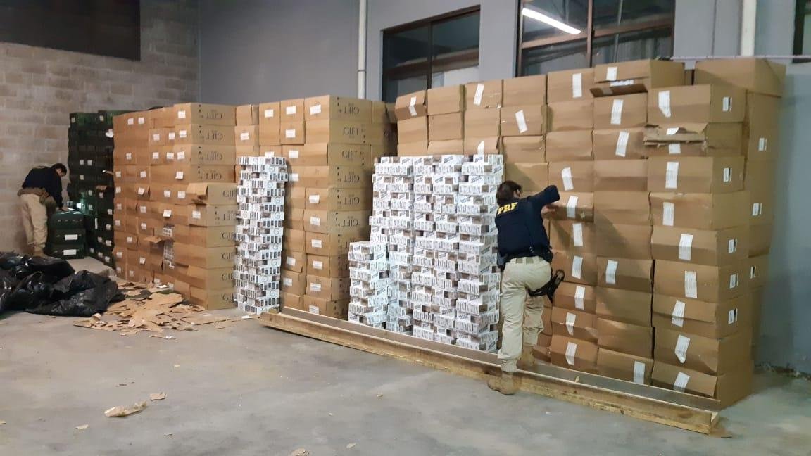 Carga estava distribu&iacute;da entre galp&atilde;o e carreta