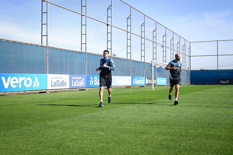 Kannemann e Thaciano realizam treinamento respeitando o distanciamento