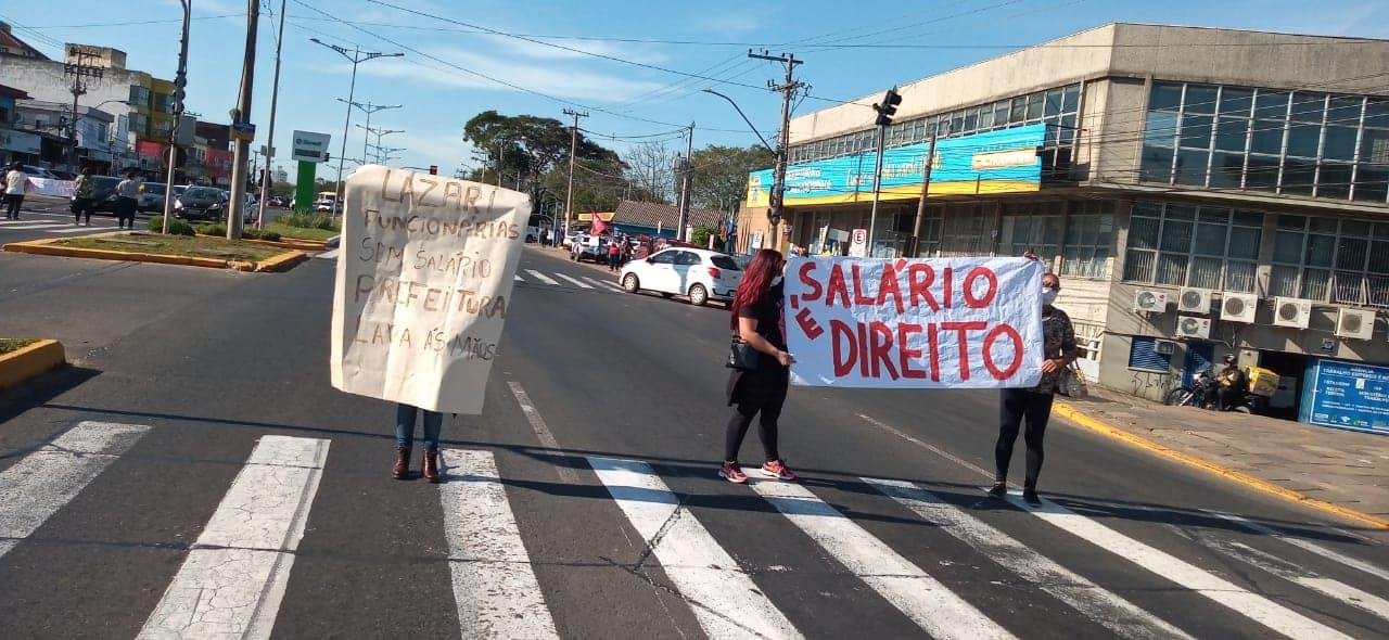 Mulheres fizeram vig&iacute;lia em frente &agrave; prefeitura cobrando uma postura mais r&iacute;gida para com a contratada