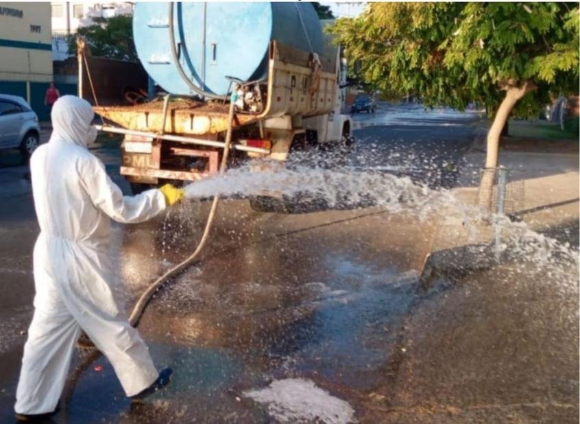 As equipes da Secretaria de Infraestrutura Urbana e Rural realizam a sanitiza&ccedil;&atilde;o no munic&iacute;pio