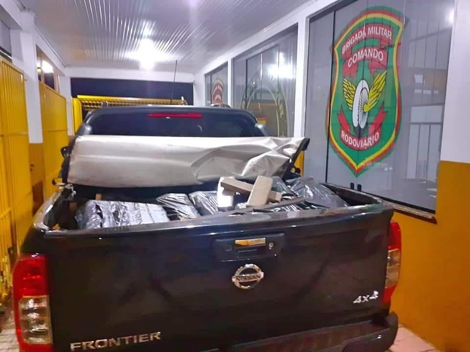 Entorpecente estava escondido na carroceria de uma Nissan Frontier, roubada em Porto Alegre