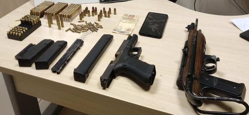 Al&eacute;m do armamento de origem estrangeira, farta muni&ccedil;&atilde;o foi recolhida na a&ccedil;&atilde;o
