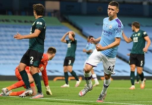 Phil Foden marcou duas vezes na goleada do City por 5 a 0 sobre o Burnley