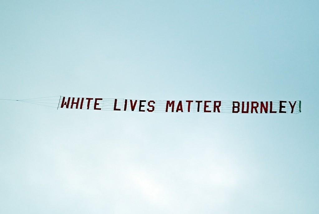 Frase surgiu sendo carregada por avi&atilde;o durante partida de futebol
