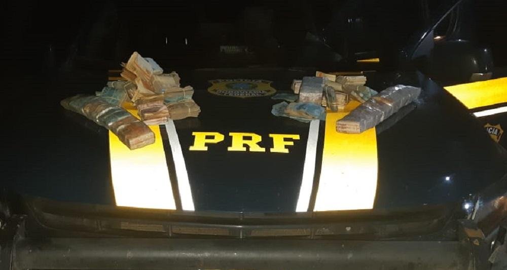 Pol&iacute;cia Rodovi&aacute;ria Federal apreendeu R$ 116,28 mil em esp&eacute;cie sem comprova&ccedil;&atilde;o de origem na noite desta segunda-feira, na BR 290, em Alegrete