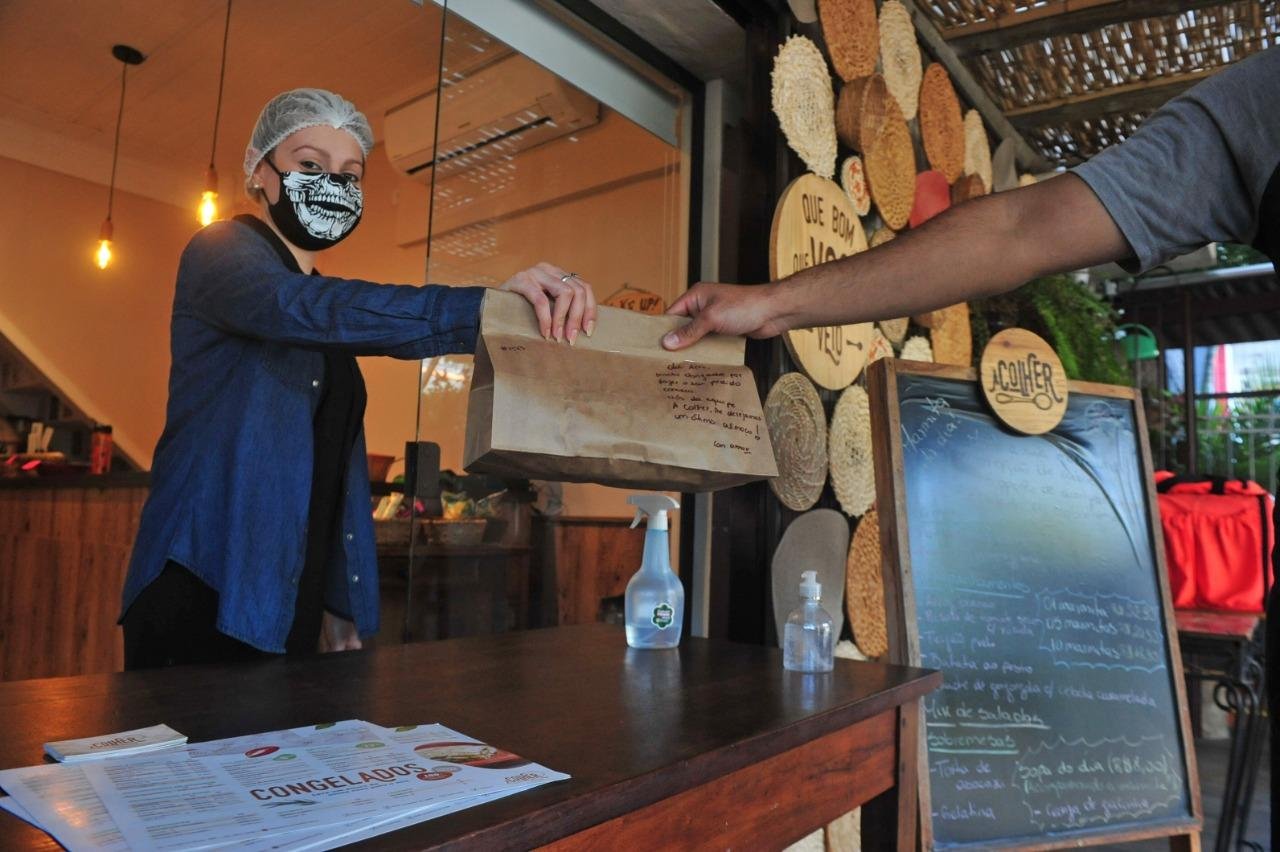 Restaurantes j&aacute; se adaptam ao novo decreto em Porto Alegre