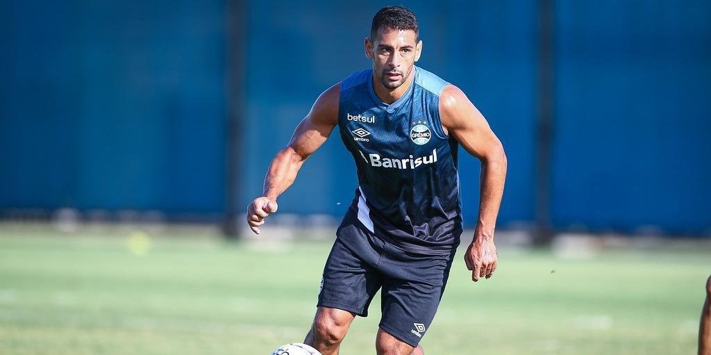 No Gr&ecirc;mio, Diego Souza j&aacute; recebeu alta da doen&ccedil;a