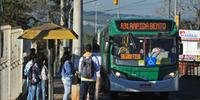 Redução de passageiros transportados provocou aglomerações nas paradas de ônibus