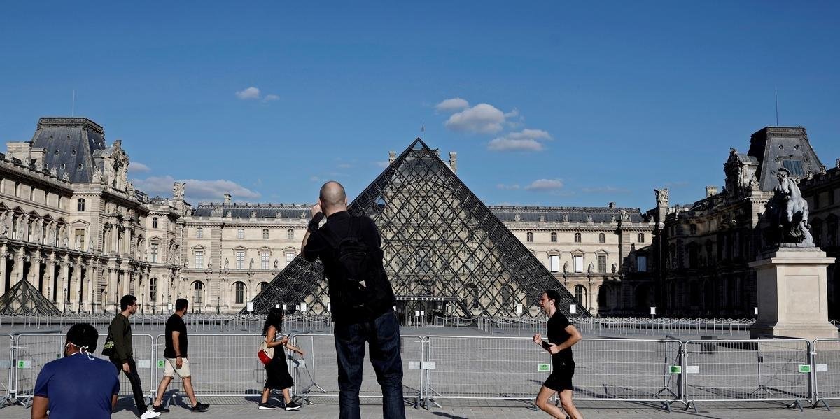 O museu do Louvre, em Paris, est&aacute; aberto desde o dia 6 de julho