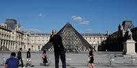 O museu do Louvre, em Paris, está aberto desde o dia 6 de julho
