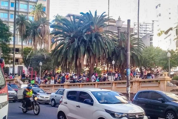 Evento na Pra&ccedil;a Ot&aacute;vio Rocha aconteceu em descumprimento ao decreto da prefeitura